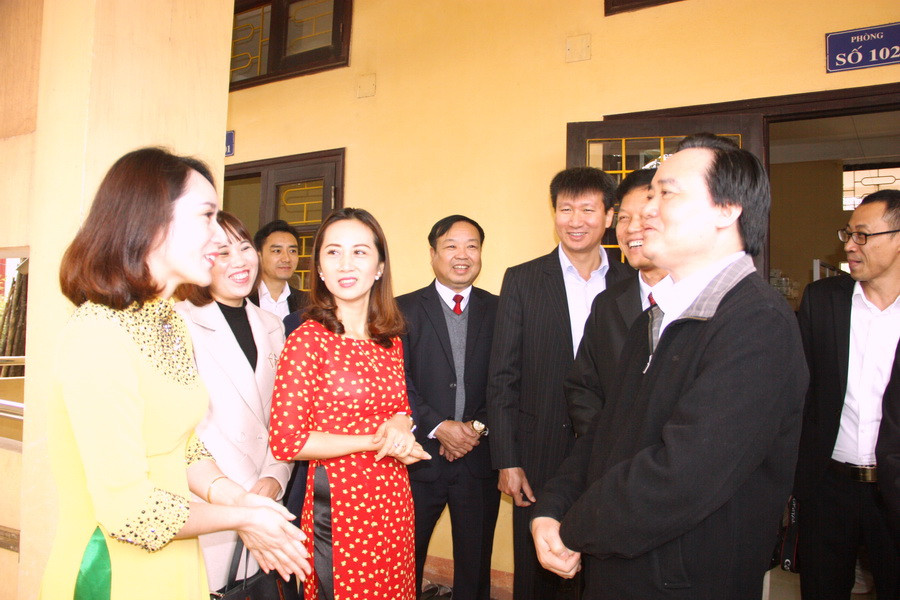Bộ trưởng Phùng Xuân Nhạ lắng nghe tâm tư của giáo viên Bộ trưởng Phùng Xuân Nhạ lắng nghe tâm tư của giáo viên