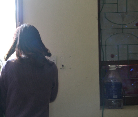 Cô gái lạ mặt bị đưa về trụ sở công an để làm rõ ý đồ mượn xe máy