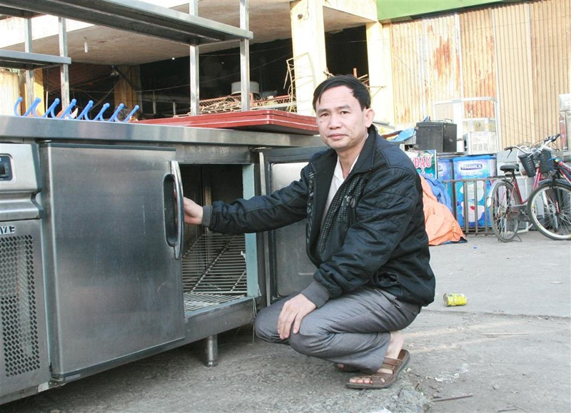 "Vua chợ đồ cũ" - Nguyễn Văn Thưởng bên chiếc tủ nướng điện cũ vừa mua thanh lý của một nhà hàng ở quận Thanh Xuân, Hà Nội (Ảnh: Xuân Hải)