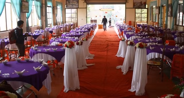 bàn tiệc chuẩn bị cho lễ cưới bàn tiệc chuẩn bị cho lễ cưới