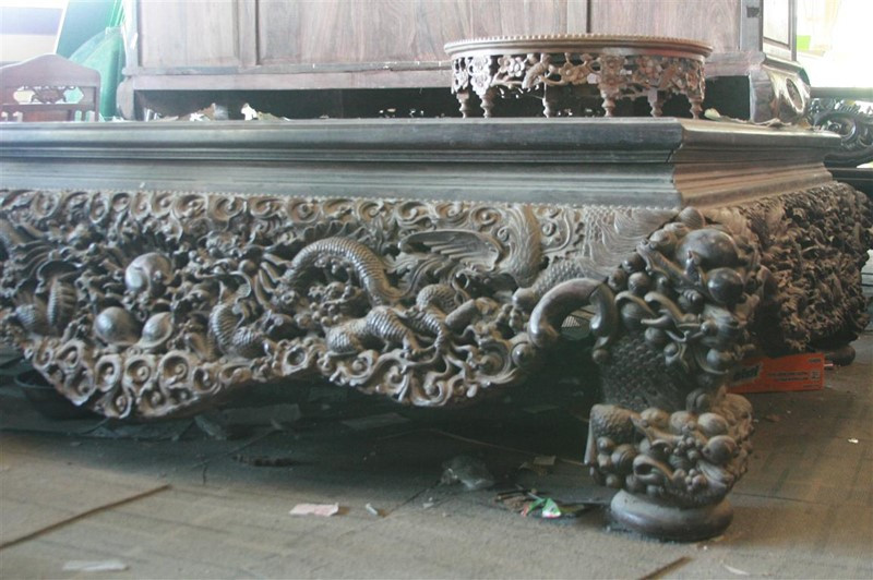 Chiếc sập gỗ này cách đây 4 năm anh Thưởng mua vài trăm triệu đồng hiện có khách trả giá gần 2 tỷ đồng. (Ảnh: Xuân Hải)