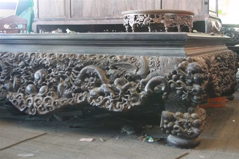 Chiếc sập gỗ này cách đây 4 năm anh Thưởng mua vài trăm triệu đồng hiện có khách trả giá gần 2 tỷ đồng. (Ảnh: Xuân Hải)