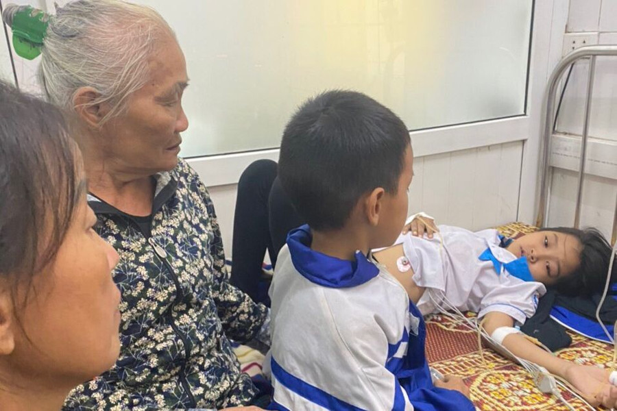 Người bà đau đáu về tính mạng và tương lai của đứa cháu. (Ảnh: Vũ Long) Người bà đau đáu về tính mạng và tương lai của đứa cháu. (Ảnh: Vũ Long)