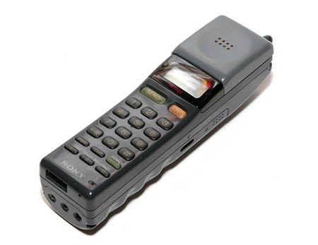 Nhìn lại những sản phẩm đầu tiên của các “đại gia” trên thị trường di động