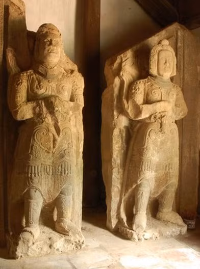 2 pho tượng Kim Cương điêu khắc bằng sa thạch thời Lý tại chùa Đọi Sơn.