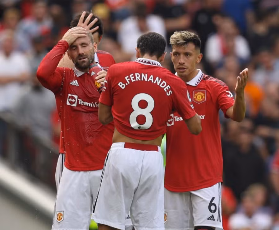 Sự thất vọng của cầu thủ Man Utd khi thua Brighton ở trận ra quân Ngoại hạng Anh.