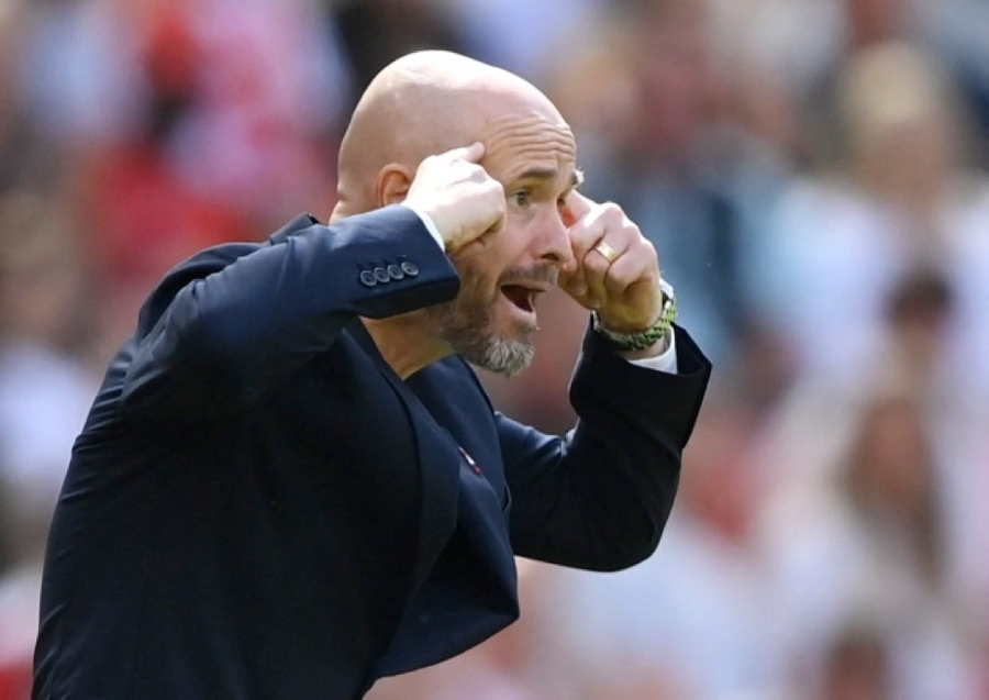 Erik ten Hag nhận muôn vàn tiếng la ó từ cổ động viên trên khán đài Old Trafford. Erik ten Hag nhận muôn vàn tiếng la ó từ cổ động viên trên khán đài Old Trafford.