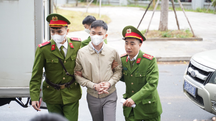 Phó Tổng Giám đốc Việt Á Vũ Đình Hiệp được dẫn giải tới tòa. Phó Tổng Giám đốc Việt Á Vũ Đình Hiệp được dẫn giải tới tòa.