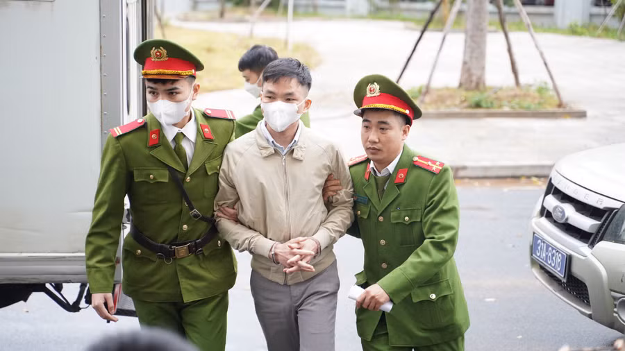 Phó Tổng Giám đốc Việt Á Vũ Đình Hiệp được dẫn giải tới tòa.