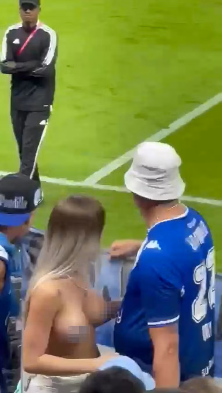 Cổ động viên ngực trần bị quan chức Qatar đưa ra khỏi sân vận động Lusail.