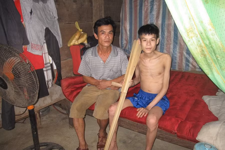 Bố khóc ròng vì con viêm tụy, không có tiền mua thuốc ảnh 1