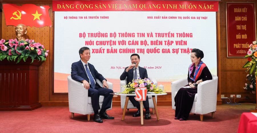 Bộ trưởng Bộ TT&TT Nguyễn Mạnh Hùng chia sẻ về chuyển đổi số với cán bộ, biên tập viên Nhà xuất bản Chính trị quốc gia Sự thật. Ảnh: NXB.