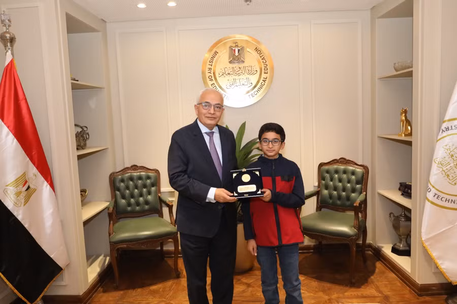 Bộ trưởng Giáo dục Đại học và Nghiên cứu Khoa học Ai Cập trao quà lưu niệm cho thần đồng Yahya (phải).