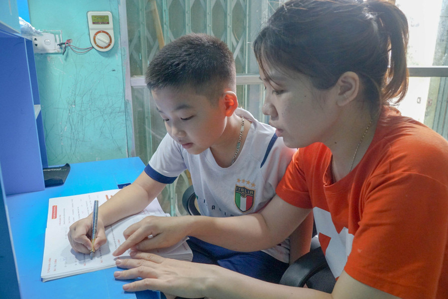 Chị Oanh tranh thủ ngày nghỉ cùng con trai ôn lại bài cũ.