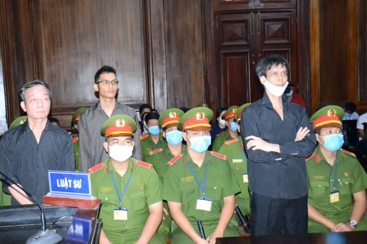 Bị cáo Phạm Chí Dũng (đứng, bìa phải) cùng các bị cáo tại phiên tòa ngày 5/1. Ảnh: CTV