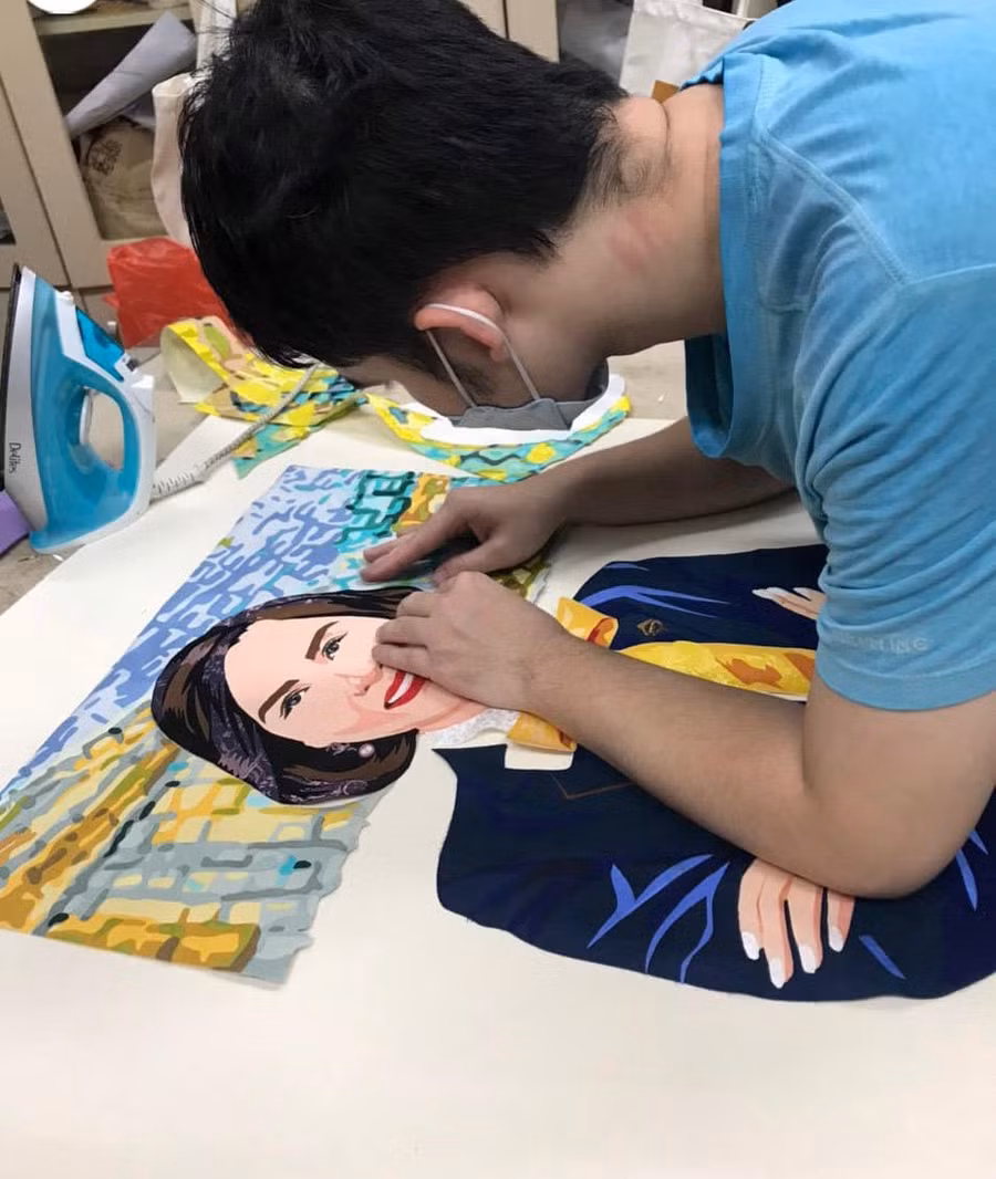 Nghệ sĩ tại Vụn Art đang sáng tạo tác phẩm từ vải vụn.