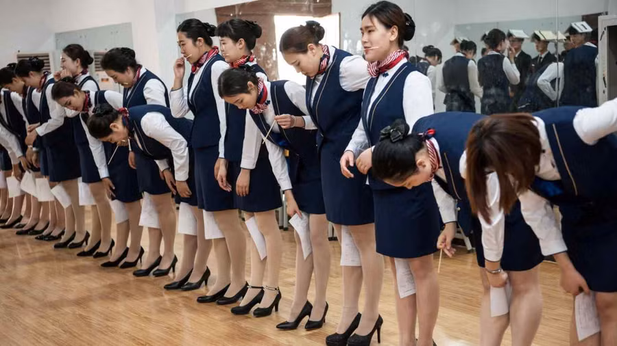 Một lớp học làm tiếp viên hàng không tại Trường dạy nghề ở Thạch Gia Trang, Trung Quốc.