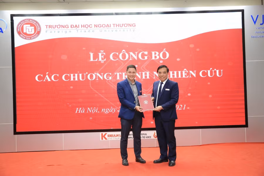 PGS.TS Bùi Anh Tuấn (bên phải) trao quyết định và chúc mừng các nhóm nghiên cứu.