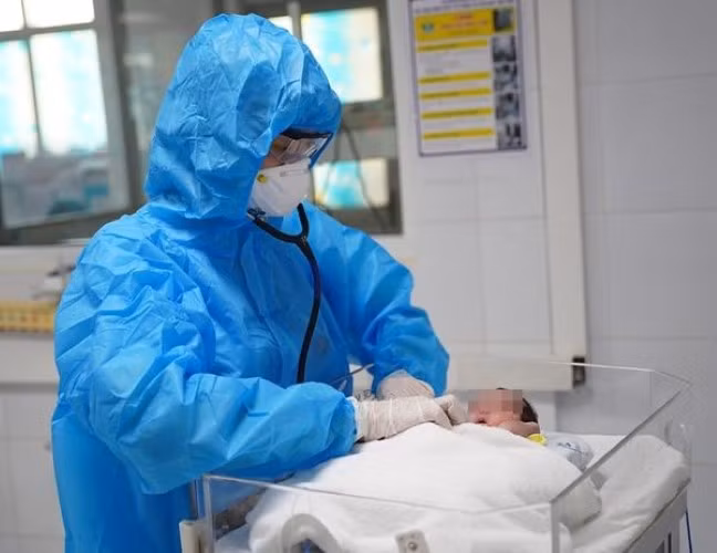 Việc tự ý cho trẻ dùng thuốc điều trị Covid-19 có thể gây tác dụng phụ.