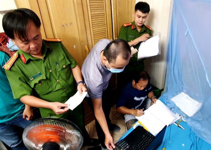 Công an đang khám xét chỗ ở đối tượng Anh. Ảnh: Công an cung cấp 