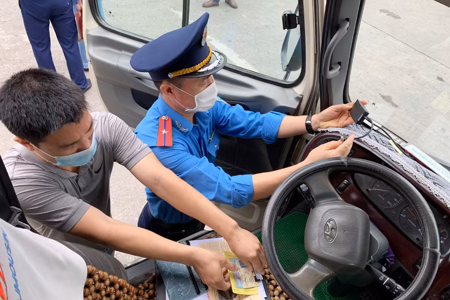 Thanh tra Sở Giao thông - Vận tải Hà Nội kiểm tra thiết bị giám sát hành trình trên xe khách tại Bến xe Mỹ Đình (quận Nam Từ Liêm). Ảnh: Tuấn Lương 