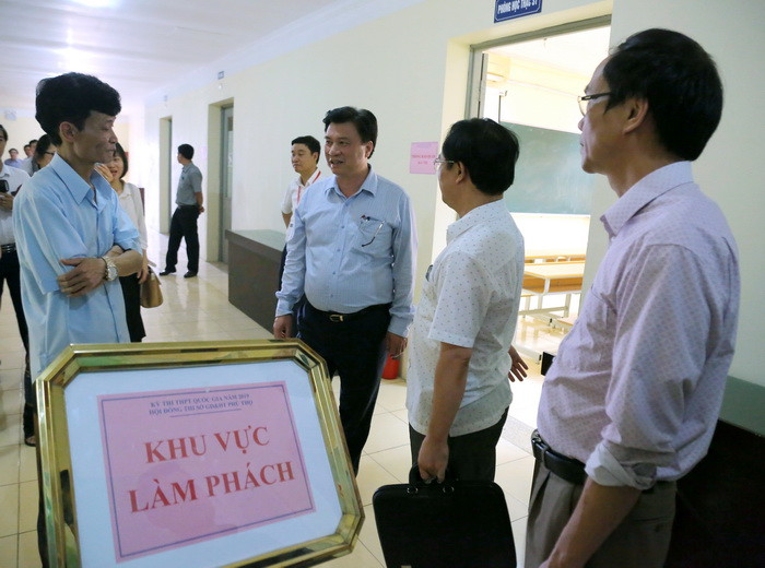 Thứ trưởng Nguyễn Hữu Độ kiểm tra công tác chuẩn bị nơi làm việc cho các Ban của Hội đồng thi Sở GD&ĐT Phú Thọ. Ảnh: Việt Hà Thứ trưởng Nguyễn Hữu Độ kiểm tra công tác chuẩn bị nơi làm việc cho các Ban của Hội đồng thi Sở GD&ĐT Phú Thọ. Ảnh: Việt Hà