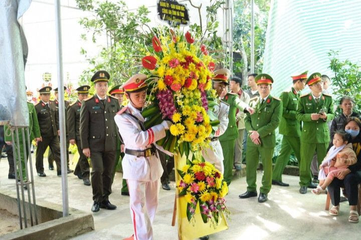 Lực lượng Công an tỉnh Hà Tĩnh tổ chức tang lễ cho đại úy Trần Trung Hiếu. Lực lượng Công an tỉnh Hà Tĩnh tổ chức tang lễ cho đại úy Trần Trung Hiếu.