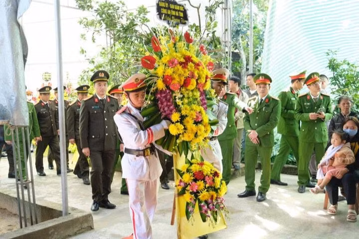 Lực lượng Công an tỉnh Hà Tĩnh tổ chức tang lễ cho đại úy Trần Trung Hiếu.