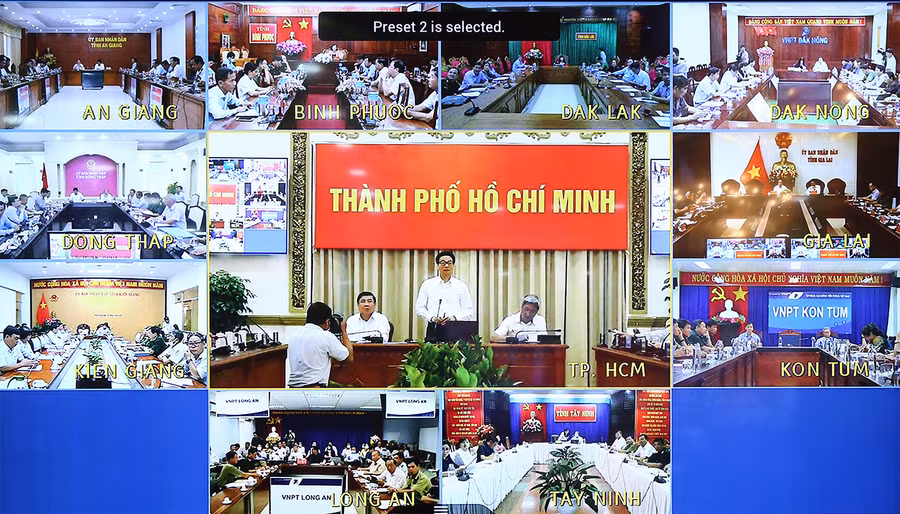 Cuộc họp trực tuyến với 10 tỉnh có biên giới với Campuchia. Ảnh: VGP/Đình Nam