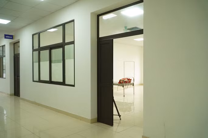 Theo VTV, khu điều trị của Bệnh viện Tâm thần Trung ương I chỉ có một lối ra vào duy nhất và chỉ có nhân viên của bệnh viện mới có chìa khóa để kiểm soát người thân của bệnh nhân đến thăm. Việc người nhà, bạn bè đến thăm cũng phải có sự đồng ý của bác sĩ. Tuy nhiên, bằng cách nào đó, đối tượng Quý đã có chìa khóa riêng để tự do đi lại. Ảnh: NLĐ.