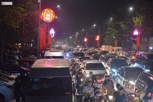 Giao thông tại khu vực hồ Văn Lang ùn tắc. Ảnh: Doanh nghiệp và tiếp thị.