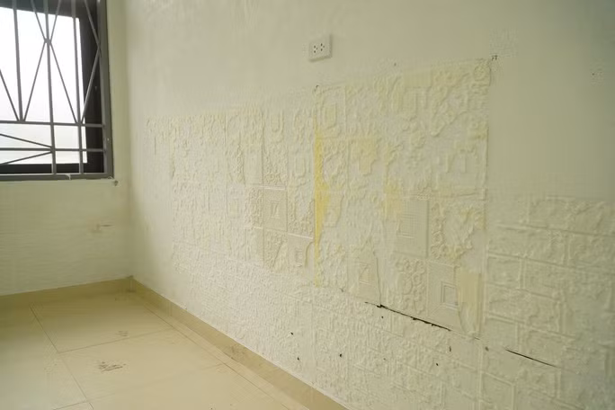 Cận cảnh căn phòng bệnh được Quý cải tạo thành phòng cách âm cho đàn em và "gái dịch vụ" tổ chức "bay lắc". Những tấm xốp cách âm sau khi bị phát hiện đã được gỡ bỏ. Ảnh: NLĐ.