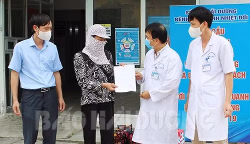 Giám đốc Bệnh viện Bệnh nhiệt đới Hải Dương Nguyễn Văn Hải trao quyết định ra viện cho bệnh nhân 2414. Ảnh: Báo Hải Dương.