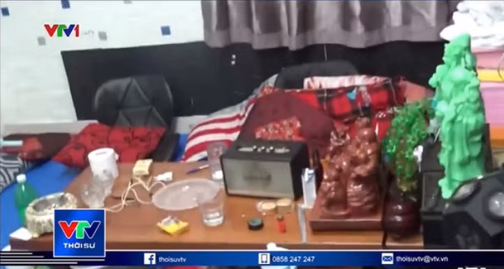 Ngoài ra còn rất nhiều các thiết bị hiện đại để phục vụ cho việc "bay lắc" của đối tượng bị cơ quan công an phát hiện, thu giữ như 01 bàn nhạc DJ, 02 âm ly, 06 chiếc loa, 02 đèn chiếu Laze, 03 đèn nháy, 02 laptop,... Ảnh: VTV.