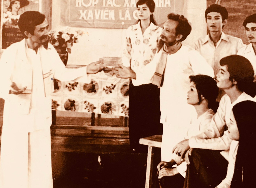 Nghệ sĩ Thái Phụ vai ông Năm Sanh trong vở 'Bông trắng'. Ảnh: NVCC. Nghệ sĩ Thái Phụ vai ông Năm Sanh trong vở 'Bông trắng'. Ảnh: NVCC.