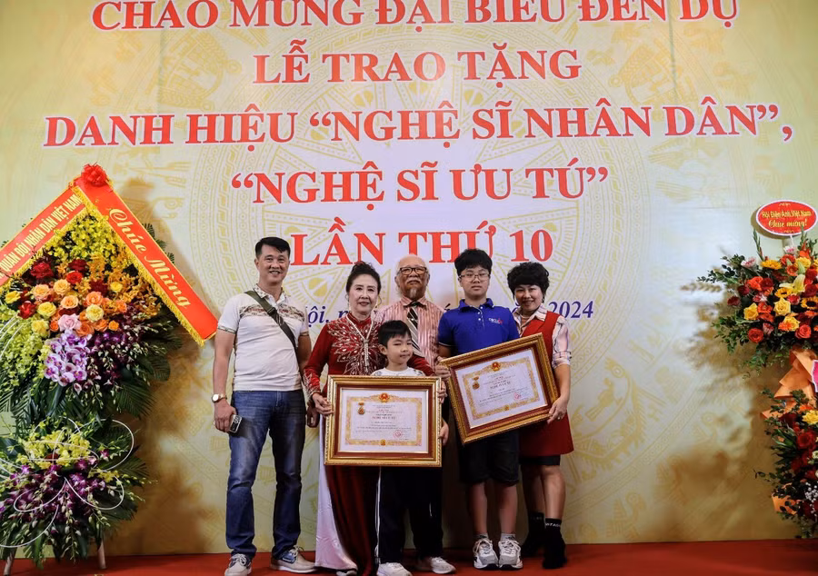 Gia đình NSƯT Thái Phụ và Thúy Vân trong buổi nhận danh hiệu Nghệ sĩ Ưu tú. Ảnh: NVCC.