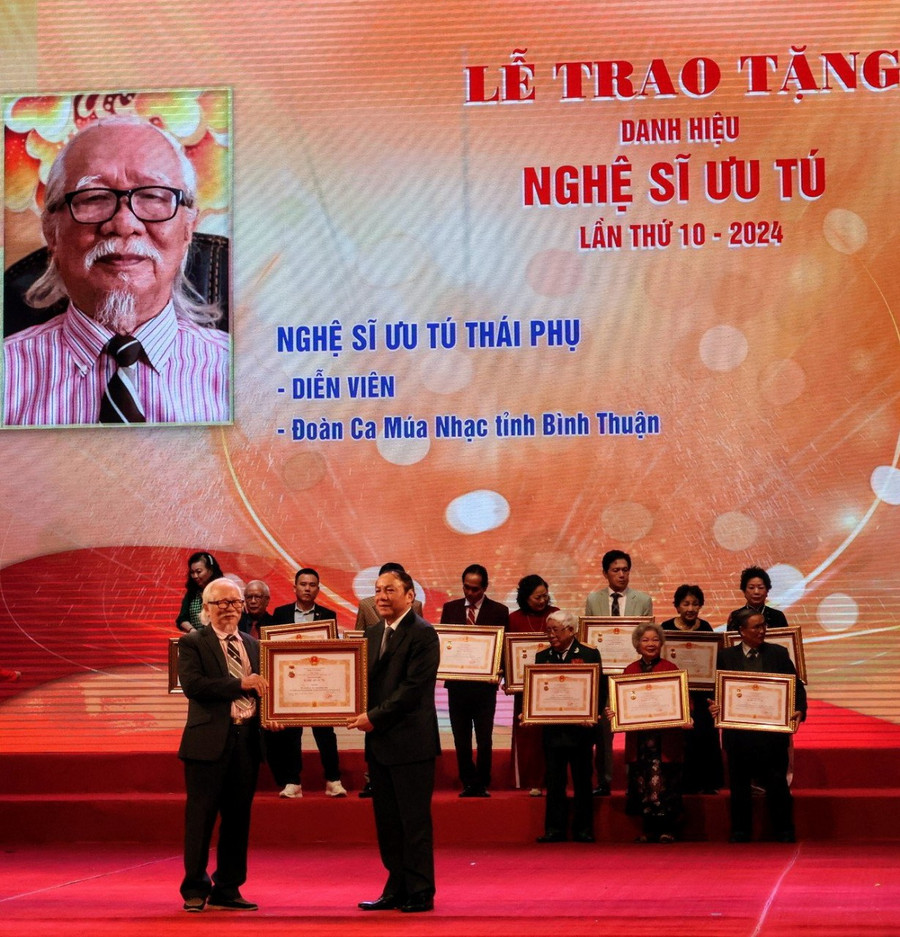 Nghệ sĩ Thái Phụ nhận danh hiệu Nghệ sĩ Ưu tú. Ảnh: NVCC. Nghệ sĩ Thái Phụ nhận danh hiệu Nghệ sĩ Ưu tú. Ảnh: NVCC.