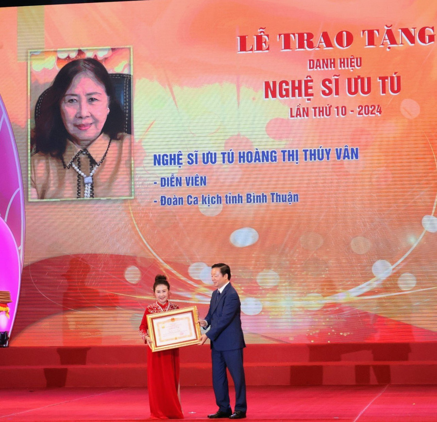 Nghệ sĩ Thúy Vân nhận danh hiệu Nghệ sĩ Ưu tú. Ảnh: NVCC. Nghệ sĩ Thúy Vân nhận danh hiệu Nghệ sĩ Ưu tú. Ảnh: NVCC.