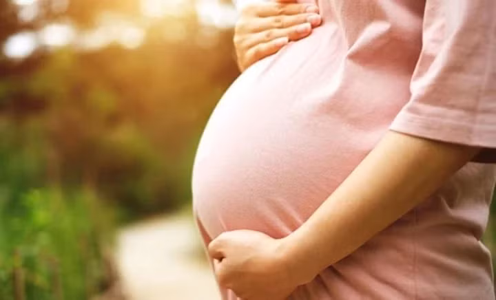 Mẹ bầu nên tránh tiếp xúc với ánh nắng trực tiếp trong thời gian nắng nóng. Ảnh minh họa 