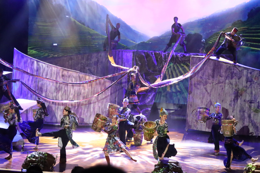 Tác phẩm 'Sức mạnh thời đại' của Đoàn Văn công Quân khu 2. Ảnh tư liệu. Tác phẩm 'Sức mạnh thời đại' của Đoàn Văn công Quân khu 2. Ảnh tư liệu.