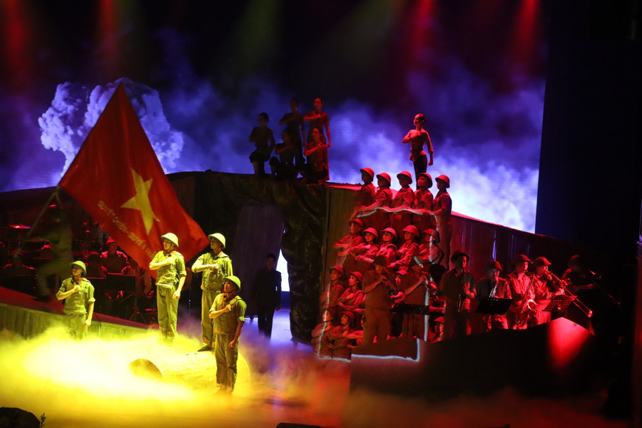 Tác phẩm 'Trấn thủ đỏ' của Đoàn Văn công Quân khu 2. Ảnh tư liệu. Tác phẩm 'Trấn thủ đỏ' của Đoàn Văn công Quân khu 2. Ảnh tư liệu.