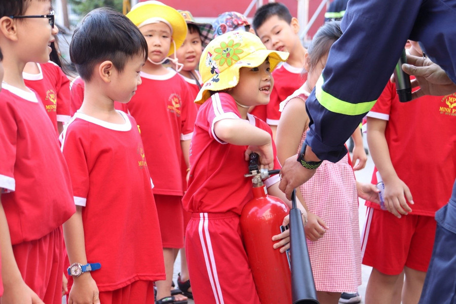 Các bé được trải nghiệm nâng thử bình chữa cháy