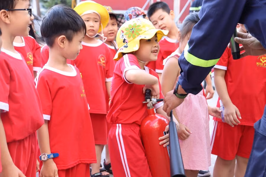 Các bé được trải nghiệm nâng thử bình chữa cháy