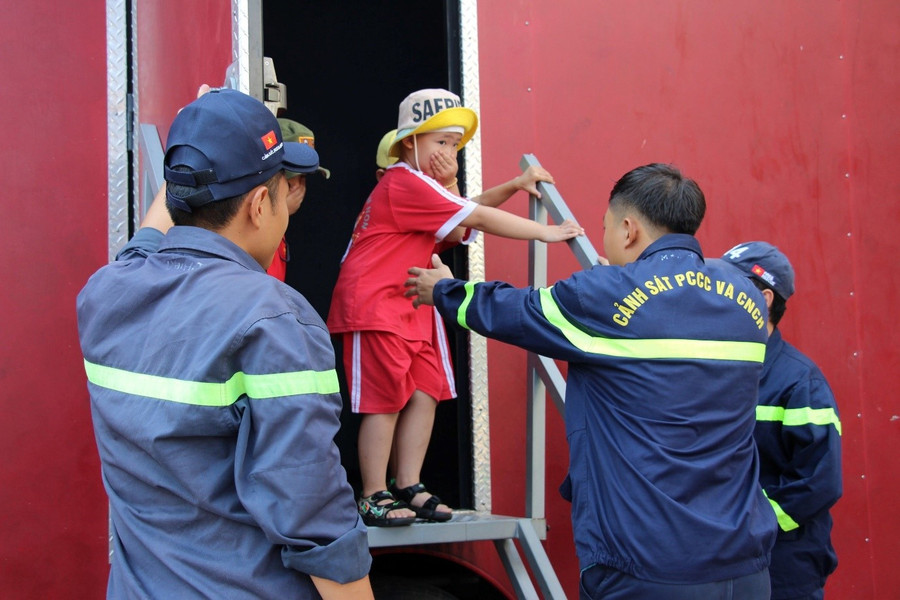 Dưới sự hướng dẫn và theo sát của của các chiến sĩ Phòng PC07, các bé 5 tuổi đã được tham gia trải nghiệm thoát khỏi làn khói “nhân tạo” một cách an toàn