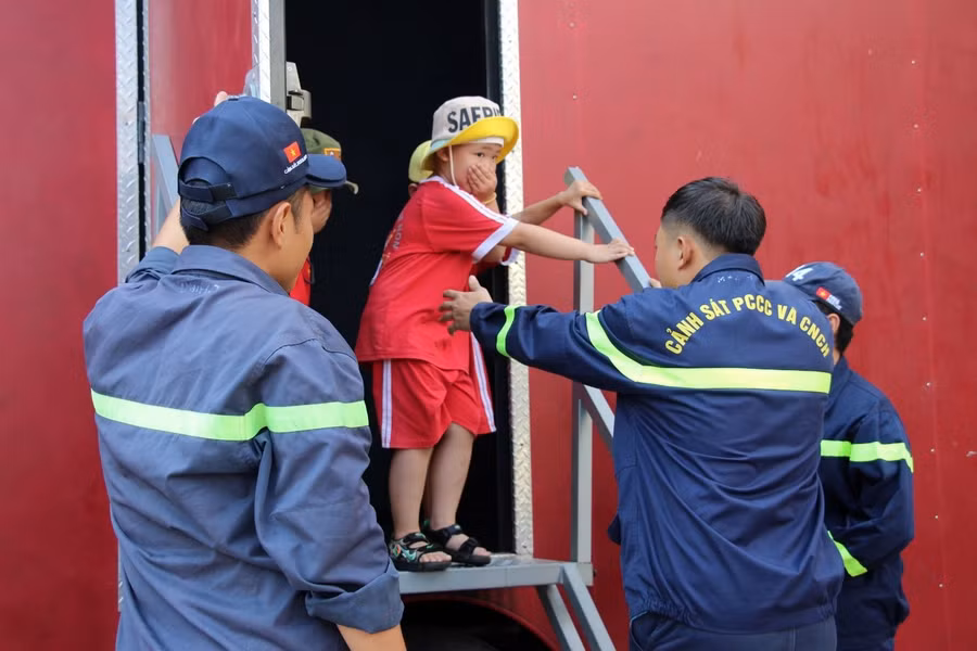 Dưới sự hướng dẫn và theo sát của của các chiến sĩ Phòng PC07, các bé 5 tuổi đã được tham gia trải nghiệm thoát khỏi làn khói “nhân tạo” một cách an toàn