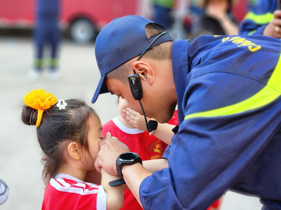 Đại úy Nguyễn Hoàng Việt - Phòng PC07 hướng dẫn các bé che mũi, cúi thấp người và di chuyển khỏi đám cháy