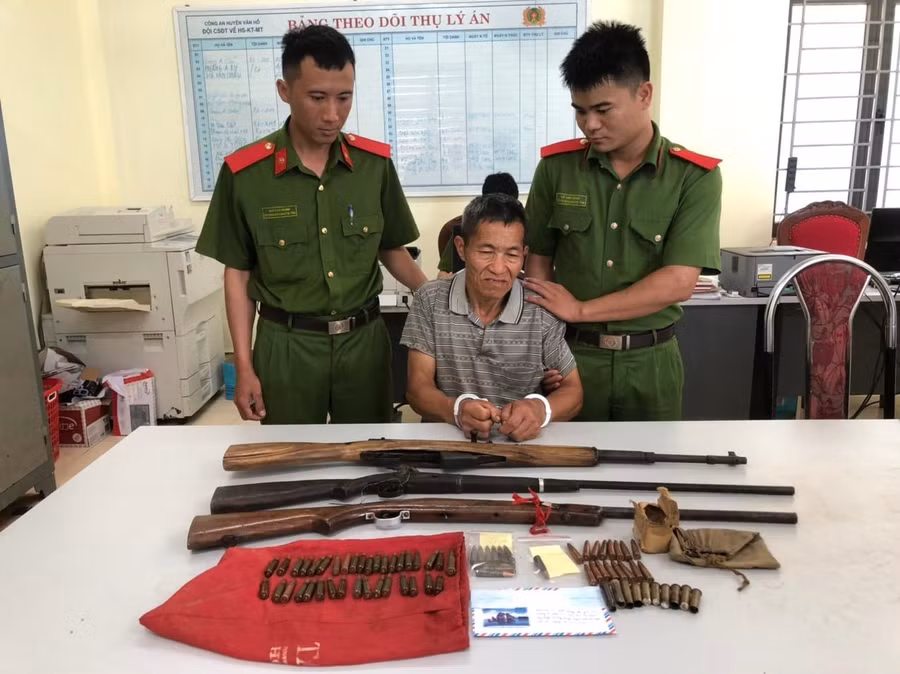 Đối tượng Giàng A Sếnh cùng tang vật tại Cơ quan Công an.