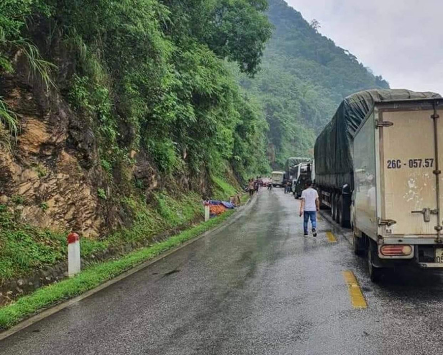 Vụ tai nạn trên Quốc lộ 6, khiến giao thông bị ùn tắc khoảng 1km.