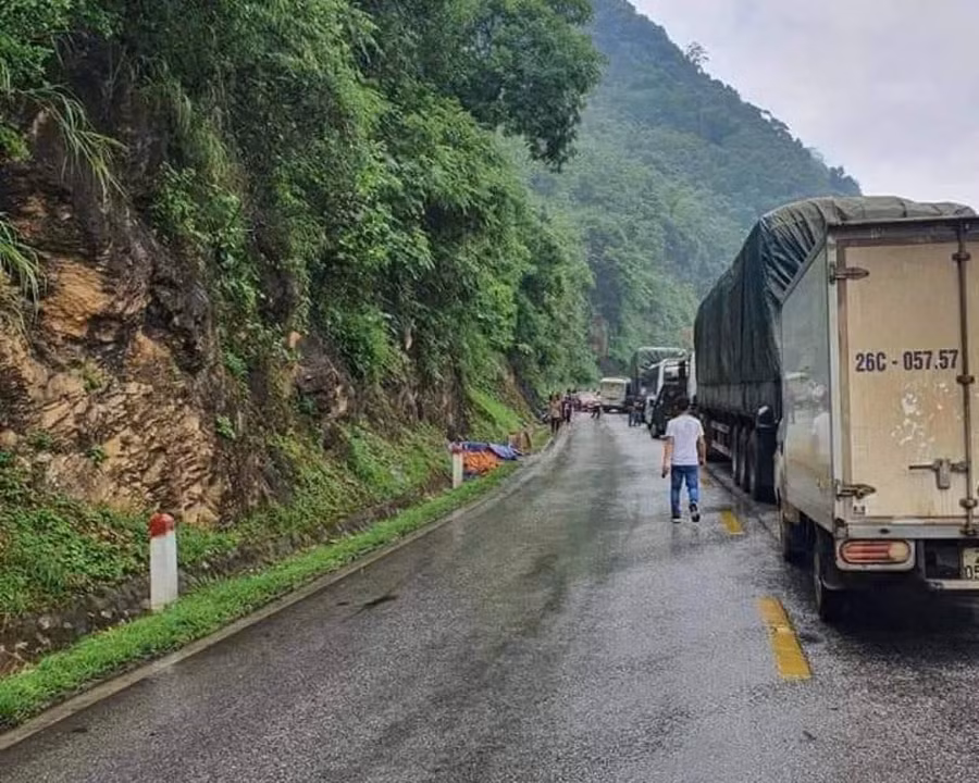 Vụ tai nạn trên Quốc lộ 6, khiến giao thông bị ùn tắc khoảng 1km.