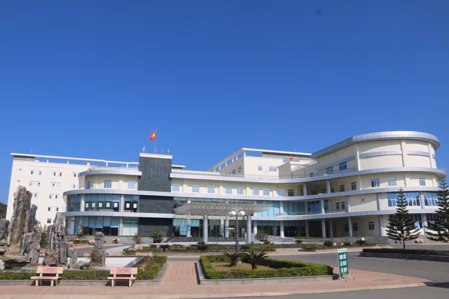 Ủy Ban kiểm tra Tỉnh ủy Sơn La đã quyết định thi hành kỷ luật bằng hình thức khiển trách đối với Ban Thường vụ Đảng ủy Bệnh viện Đa Khoa tỉnh vì liên quan đến Việt Á.